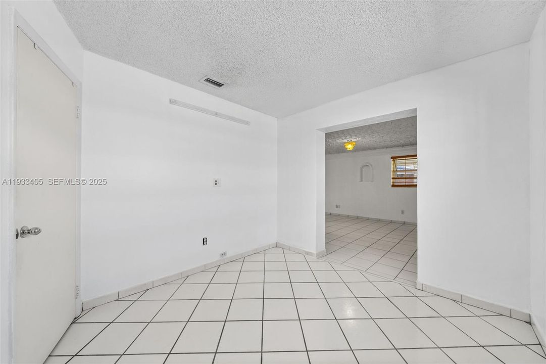 出租: $2,500 (1 贝兹, 1 浴室, 2076 平方英尺)