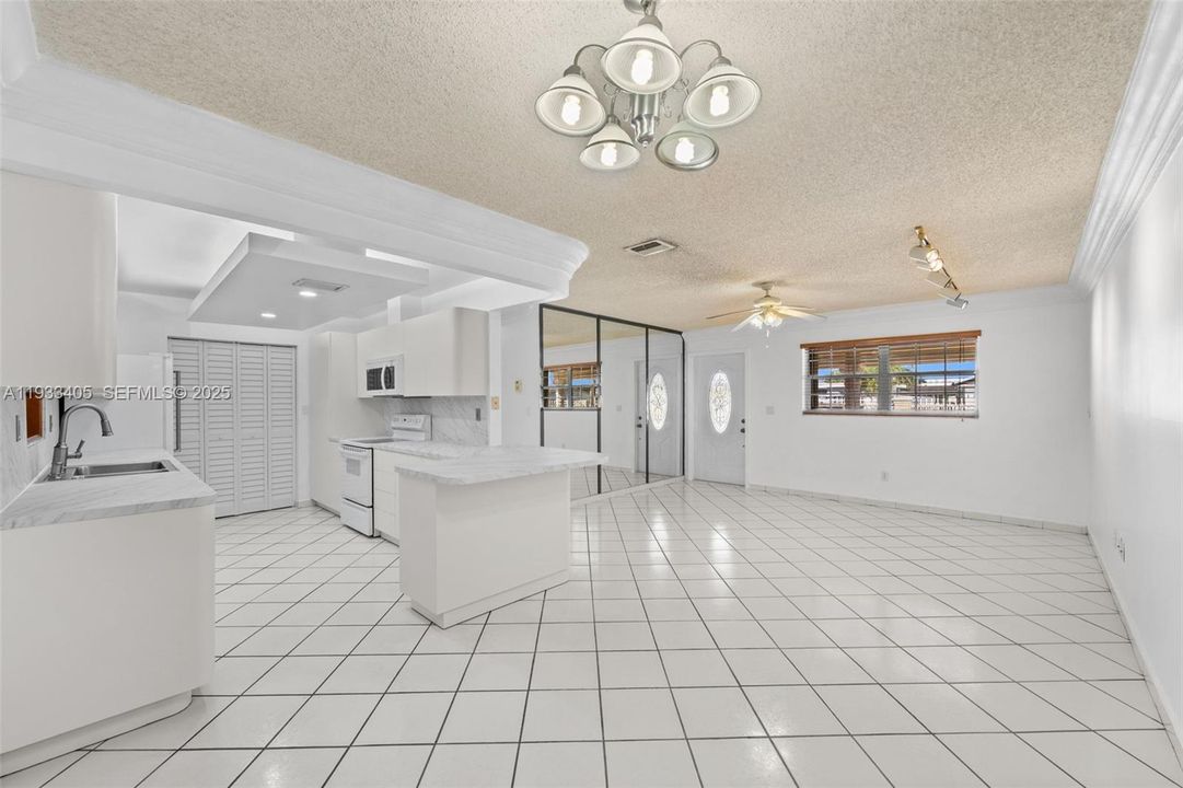 出租: $2,500 (1 贝兹, 1 浴室, 2076 平方英尺)