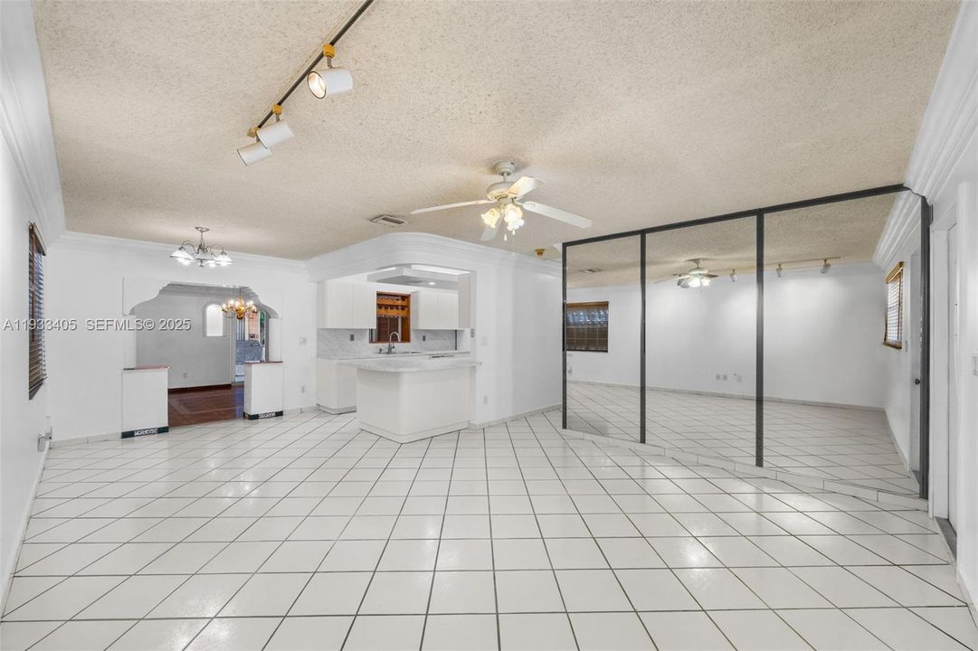 出租: $2,500 (1 贝兹, 1 浴室, 2076 平方英尺)