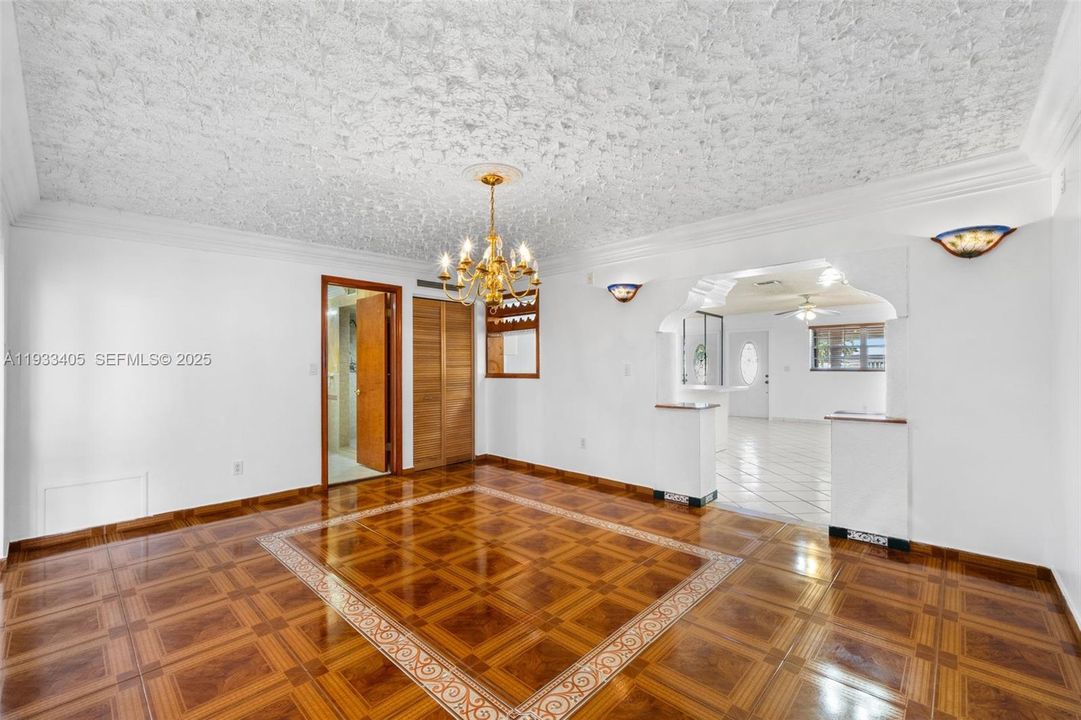 出租: $2,500 (1 贝兹, 1 浴室, 2076 平方英尺)