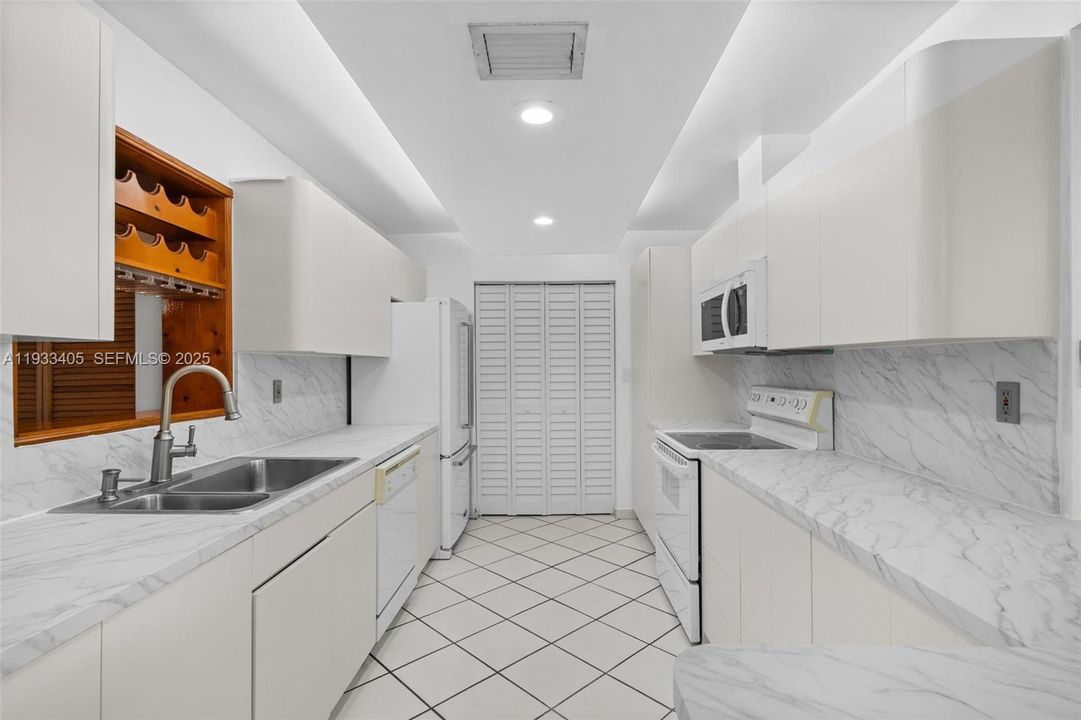 出租: $2,500 (1 贝兹, 1 浴室, 2076 平方英尺)