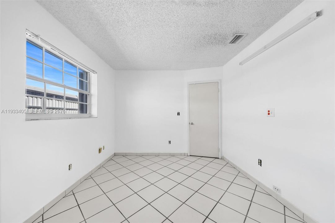 出租: $2,500 (1 贝兹, 1 浴室, 2076 平方英尺)