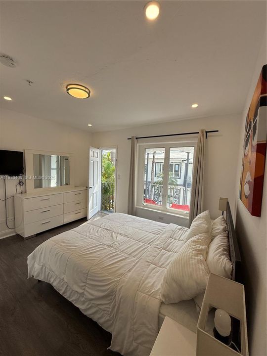 For Rent: $2,700 (2 beds, 1 baths, 650 Square Feet)