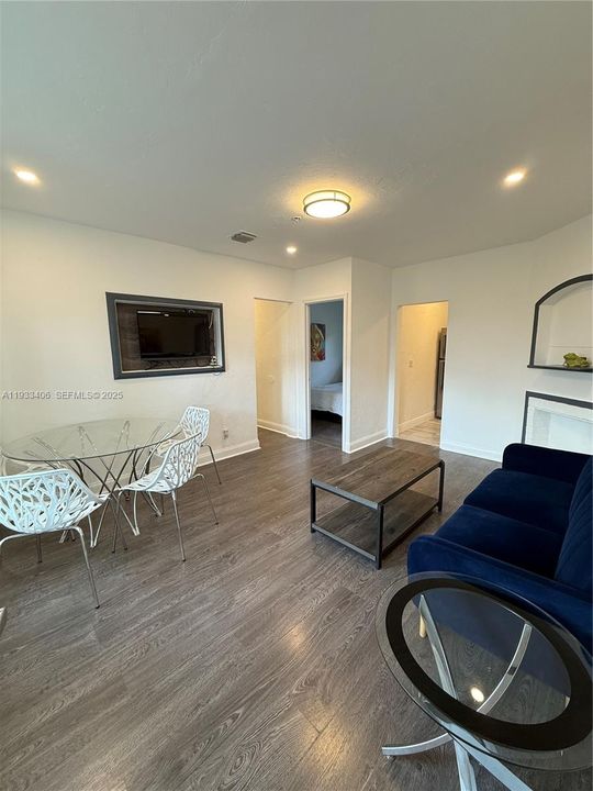 For Rent: $2,700 (2 beds, 1 baths, 650 Square Feet)