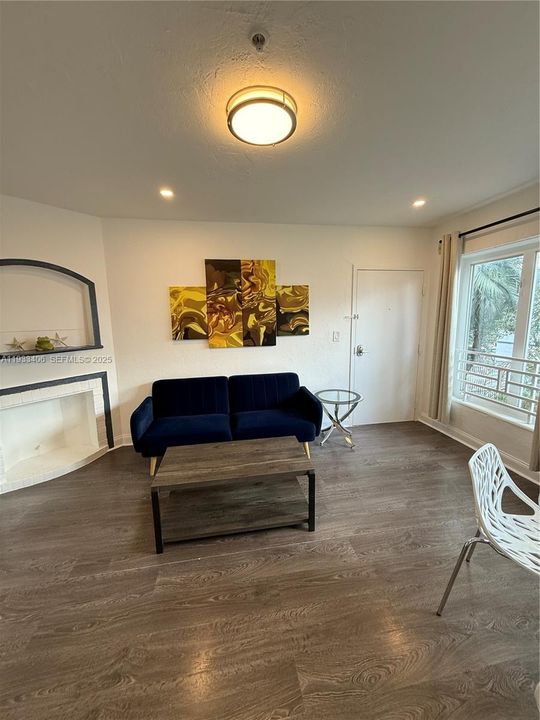 For Rent: $2,700 (2 beds, 1 baths, 650 Square Feet)