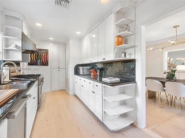 В аренду: $16,000 (4 спален, 3 ванн, 2180 Квадратных фут)