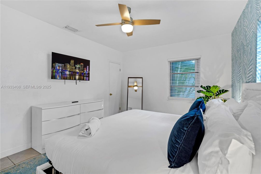 出租: $5,000 (4 贝兹, 2 浴室, 2360 平方英尺)