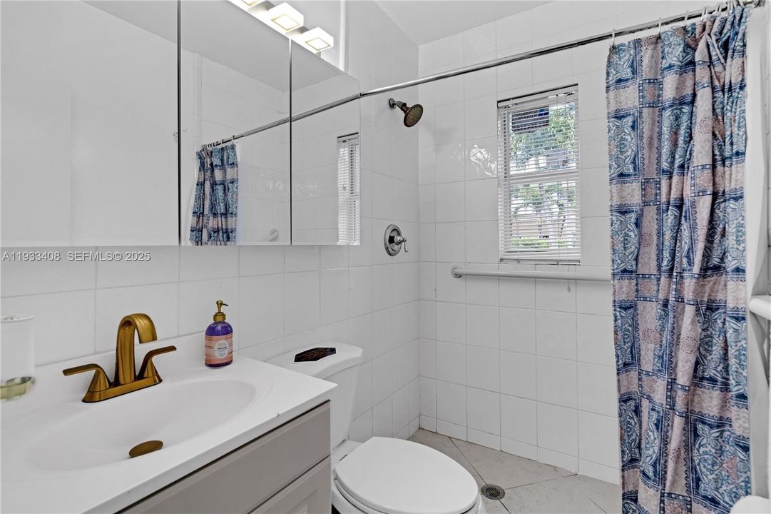 出租: $5,000 (4 贝兹, 2 浴室, 2360 平方英尺)