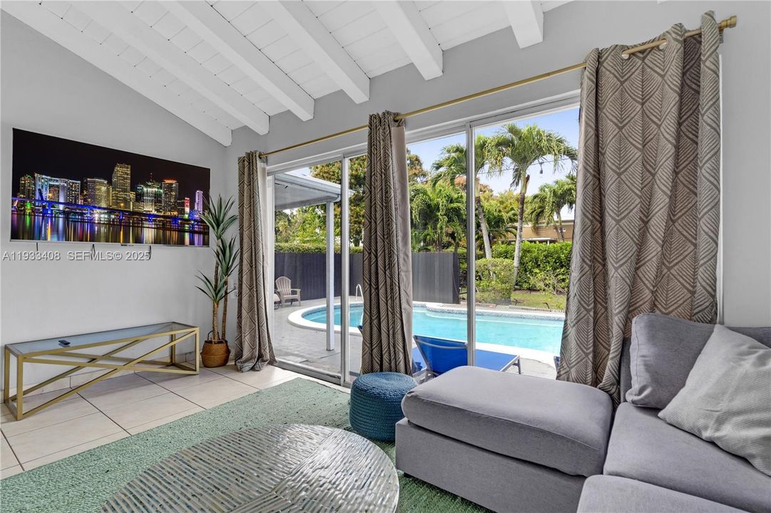 出租: $5,000 (4 贝兹, 2 浴室, 2360 平方英尺)