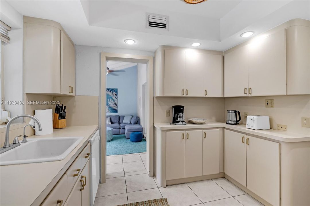 出租: $5,000 (4 贝兹, 2 浴室, 2360 平方英尺)