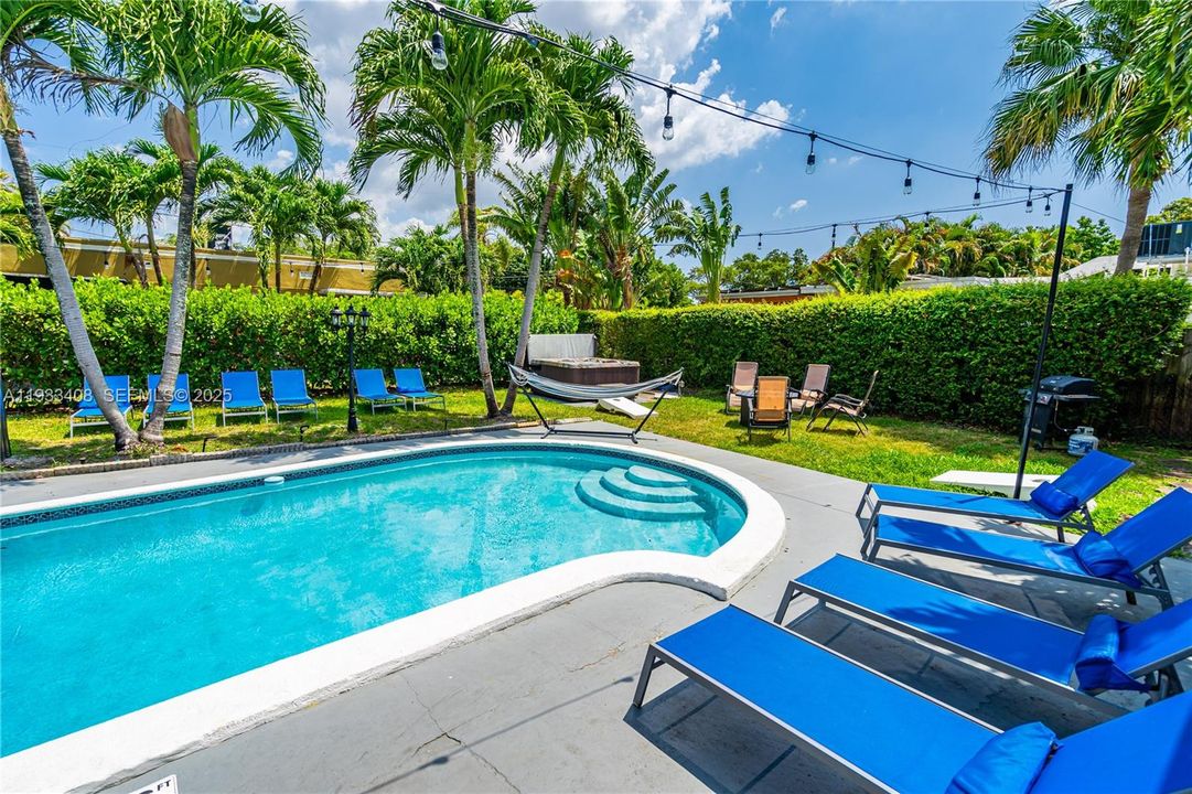 出租: $5,000 (4 贝兹, 2 浴室, 2360 平方英尺)