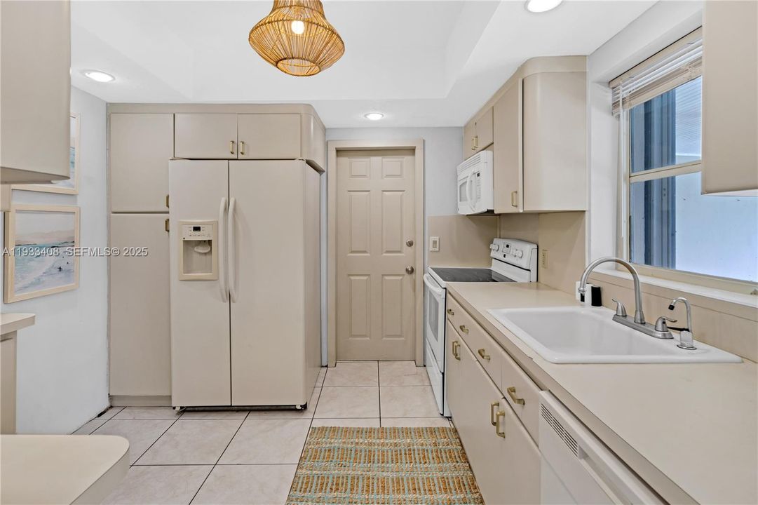 出租: $5,000 (4 贝兹, 2 浴室, 2360 平方英尺)