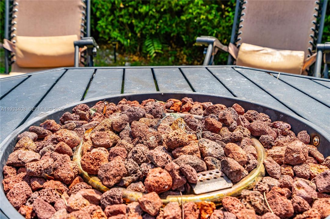 出租: $5,000 (4 贝兹, 2 浴室, 2360 平方英尺)