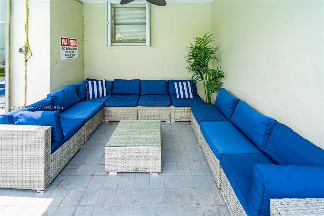 出租: $5,000 (4 贝兹, 2 浴室, 2360 平方英尺)