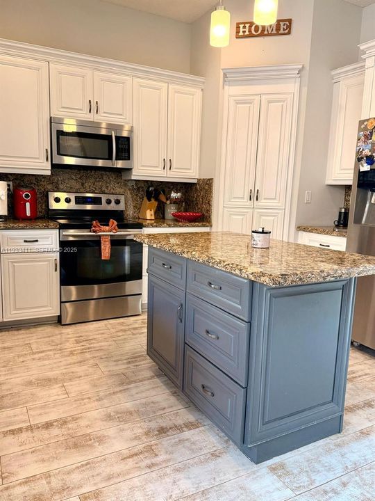 В аренду: $4,750 (4 спален, 2 ванн, 2525 Квадратных фут)