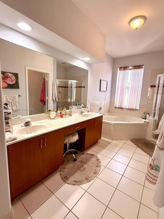 В аренду: $4,750 (4 спален, 2 ванн, 2525 Квадратных фут)