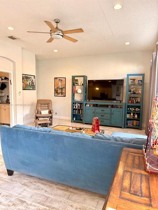 В аренду: $4,750 (4 спален, 2 ванн, 2525 Квадратных фут)