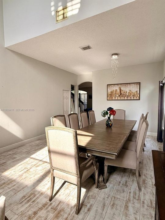 В аренду: $4,750 (4 спален, 2 ванн, 2525 Квадратных фут)