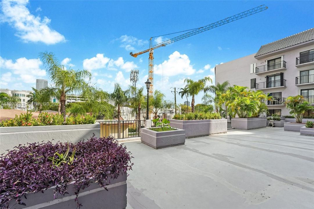 For Rent: $2,300 (2 beds, 2 baths, 608 Square Feet)