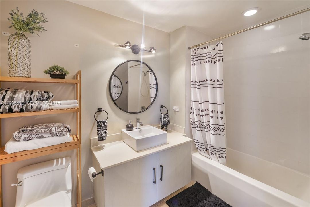 На продажу: $800,000 (2 спален, 2 ванн, 1181 Квадратных фут)