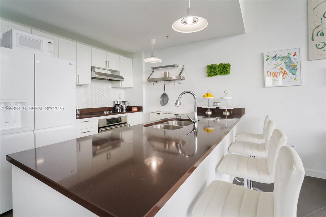 На продажу: $800,000 (2 спален, 2 ванн, 1181 Квадратных фут)