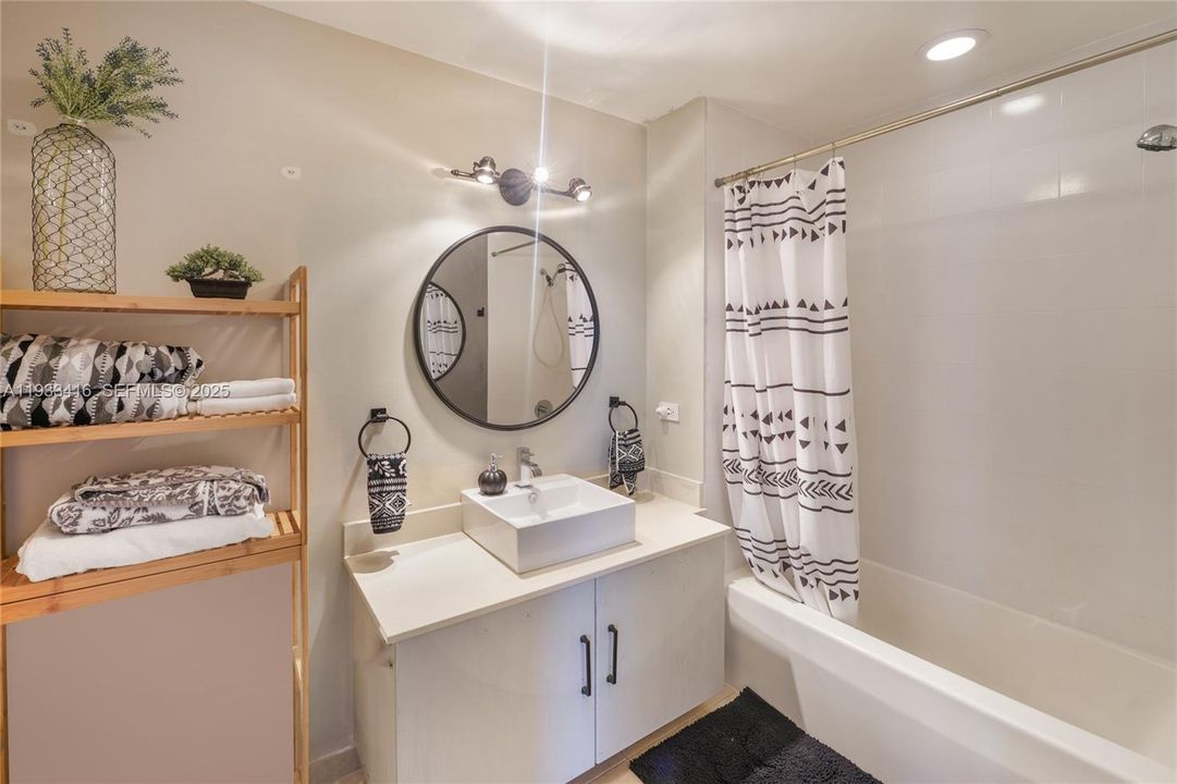 На продажу: $800,000 (2 спален, 2 ванн, 1181 Квадратных фут)