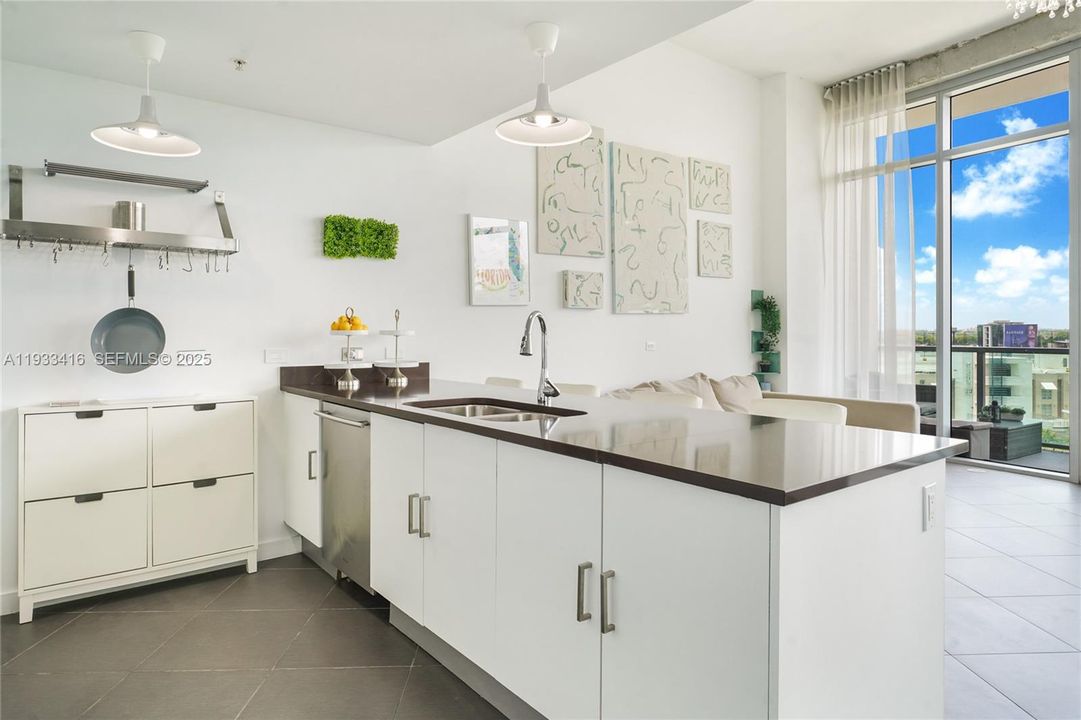 На продажу: $800,000 (2 спален, 2 ванн, 1181 Квадратных фут)