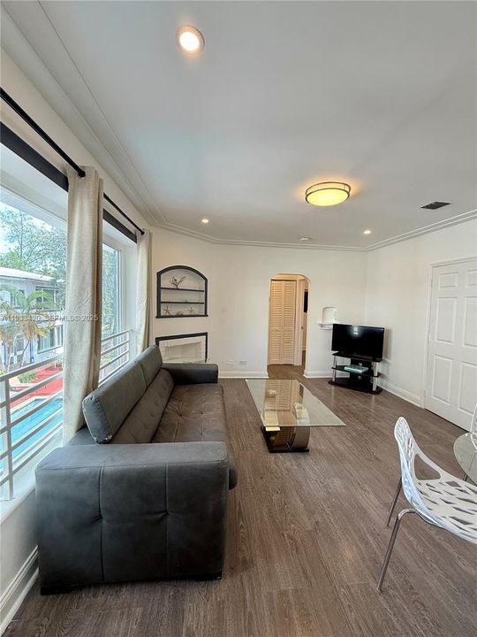 For Rent: $2,700 (2 beds, 1 baths, 650 Square Feet)