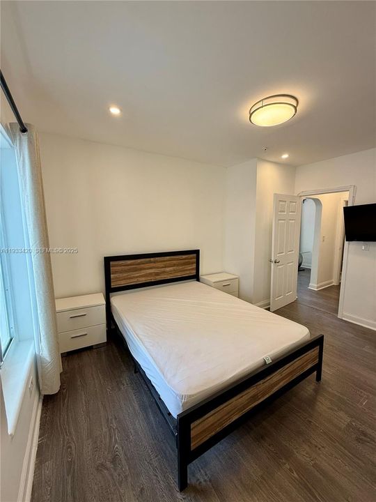 For Rent: $2,700 (2 beds, 1 baths, 650 Square Feet)