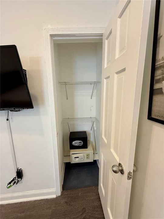 For Rent: $2,700 (2 beds, 1 baths, 650 Square Feet)