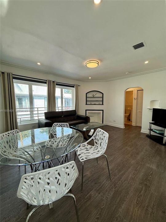 For Rent: $2,700 (2 beds, 1 baths, 650 Square Feet)