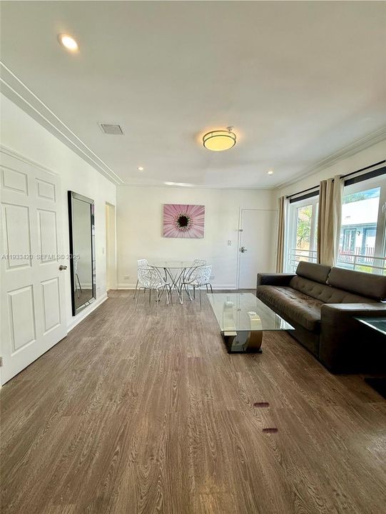 For Rent: $2,700 (2 beds, 1 baths, 650 Square Feet)