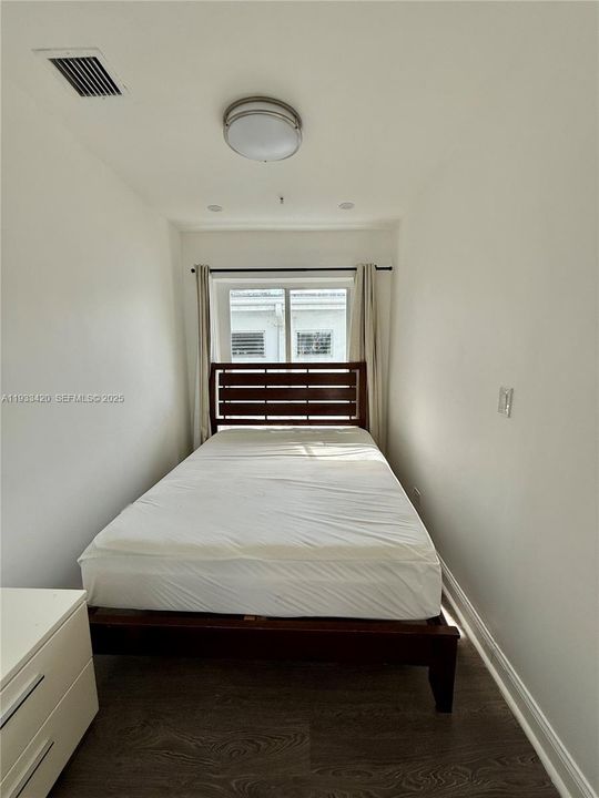 For Rent: $2,700 (2 beds, 1 baths, 650 Square Feet)