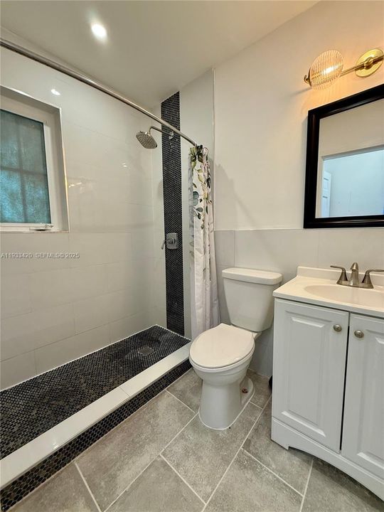 For Rent: $2,700 (2 beds, 1 baths, 650 Square Feet)