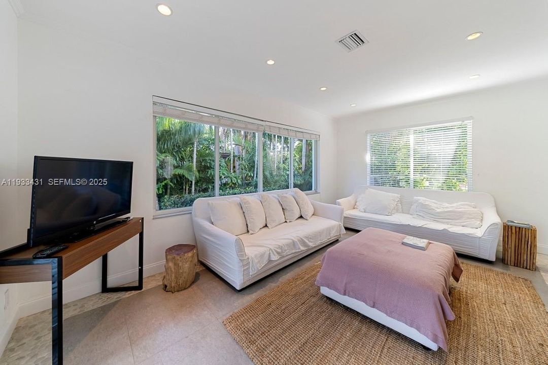 For Rent: $13,500 (4 beds, 2 baths, 2500 Square Feet)