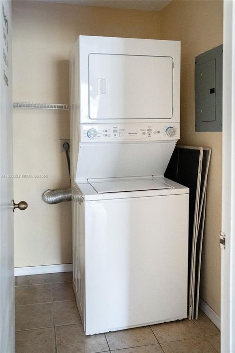 待售: $185,000 (2 贝兹, 1 浴室, 1035 平方英尺)