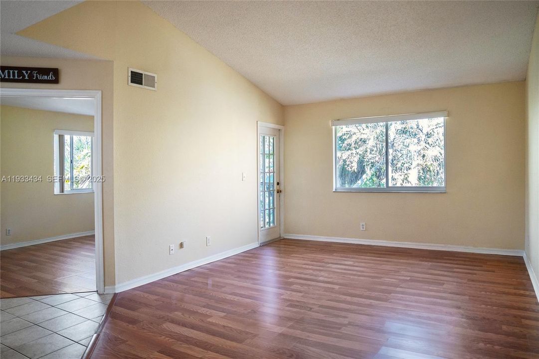 待售: $185,000 (2 贝兹, 1 浴室, 1035 平方英尺)