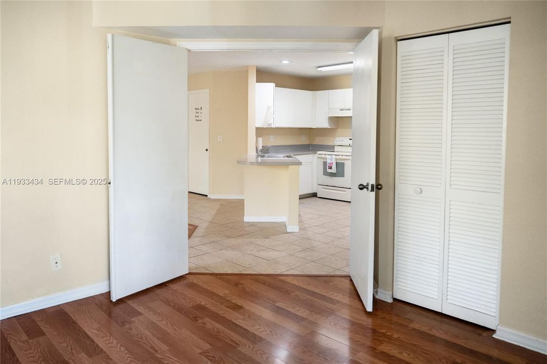 待售: $185,000 (2 贝兹, 1 浴室, 1035 平方英尺)