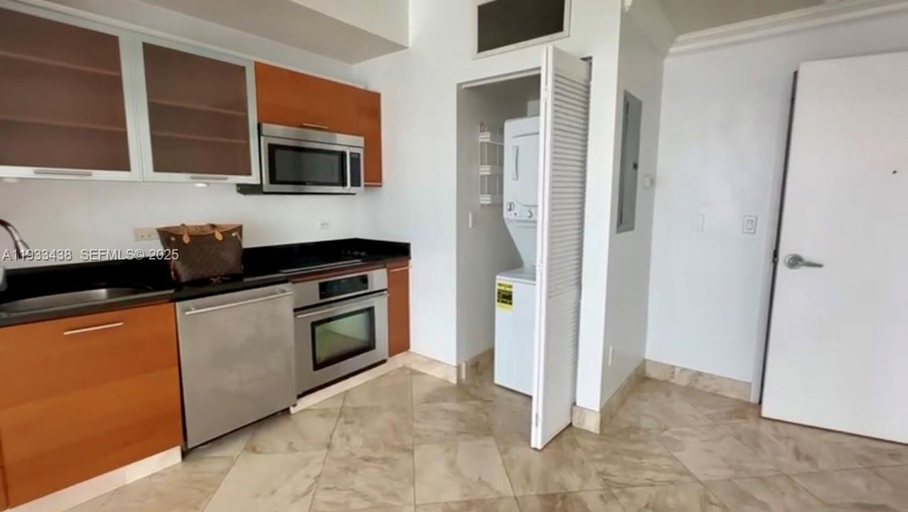 For Rent: $2,900 (1 beds, 1 baths, 588 Square Feet)