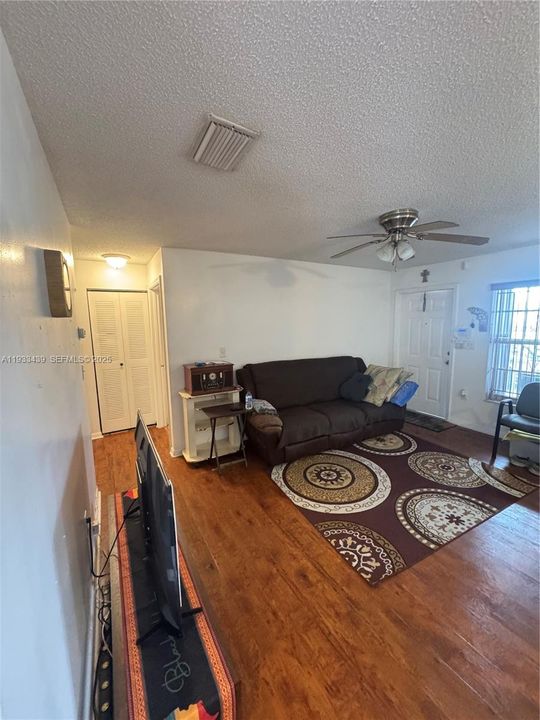 На продажу: $300,000 (3 спален, 2 ванн, 1140 Квадратных фут)