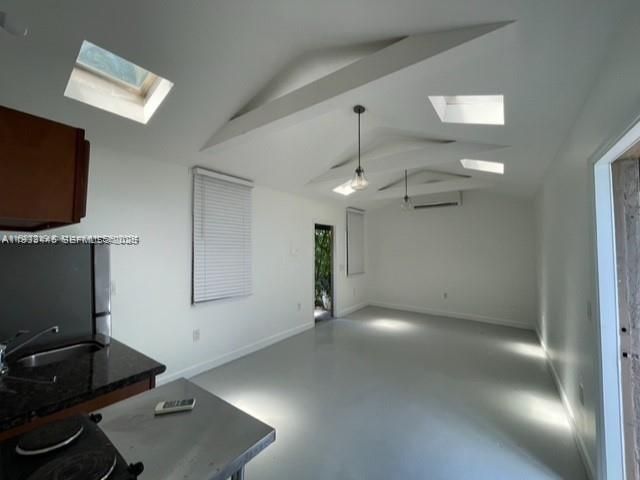 出租: $1,450 (0 贝兹, 1 浴室, 390 平方英尺)