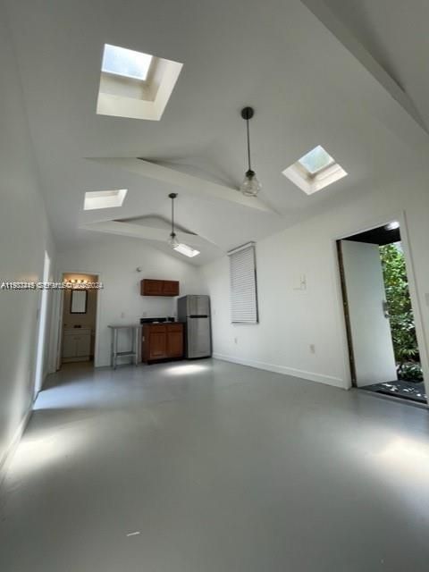 出租: $1,450 (0 贝兹, 1 浴室, 390 平方英尺)