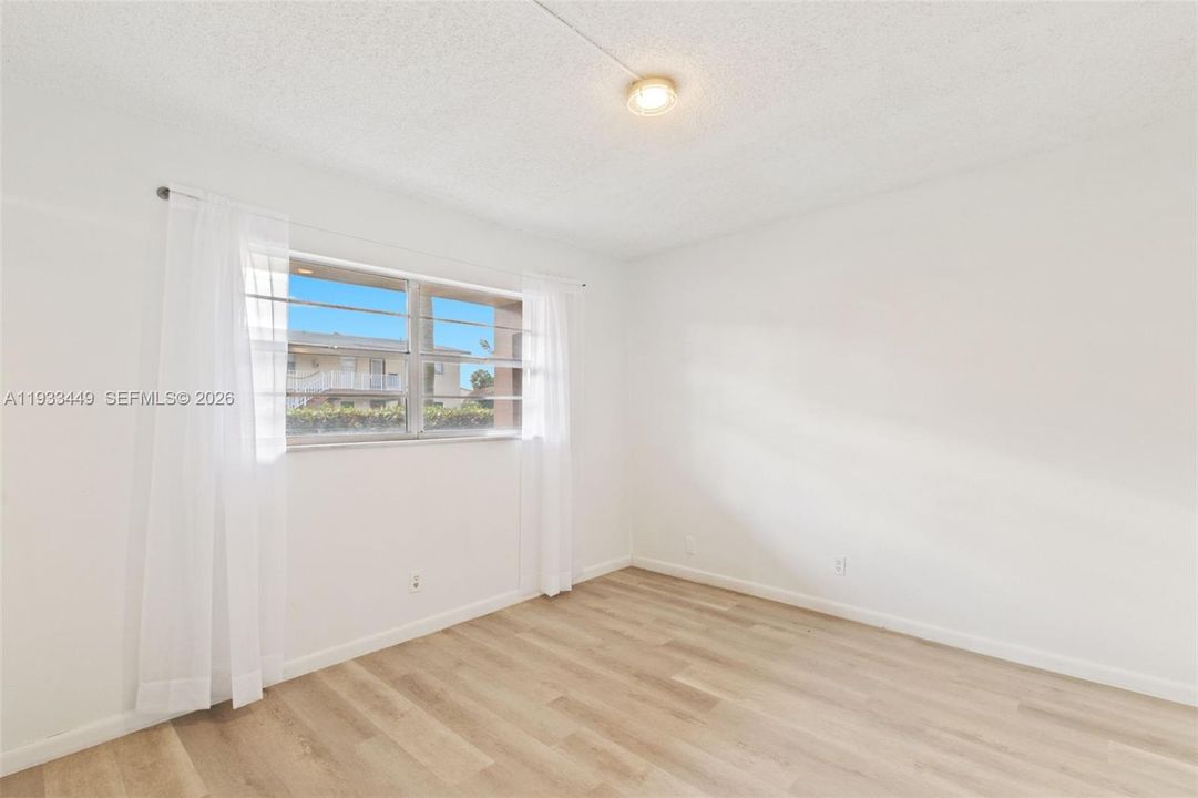 For Sale: $138,900 (2 beds, 2 baths, 990 Square Feet)