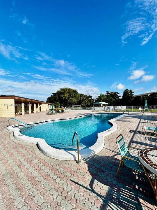 For Sale: $138,900 (2 beds, 2 baths, 990 Square Feet)