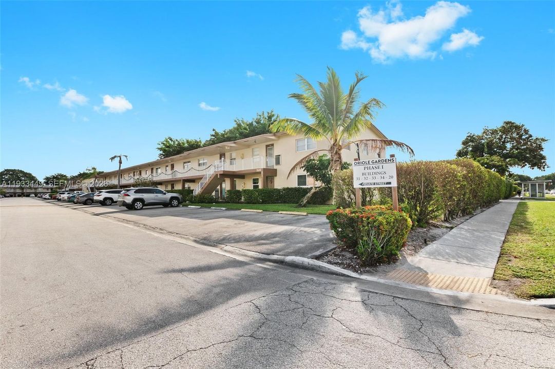 For Sale: $138,900 (2 beds, 2 baths, 990 Square Feet)