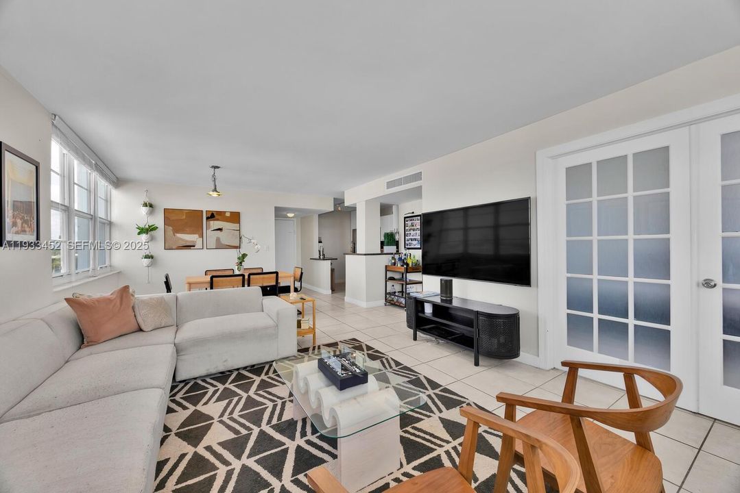 En Venta: $349,000 (2 camas, 2 baños, 1100 Pies cuadrados)