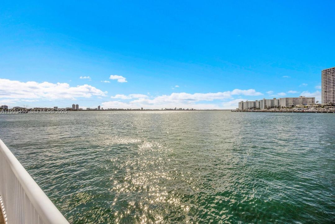 En Venta: $349,000 (2 camas, 2 baños, 1100 Pies cuadrados)