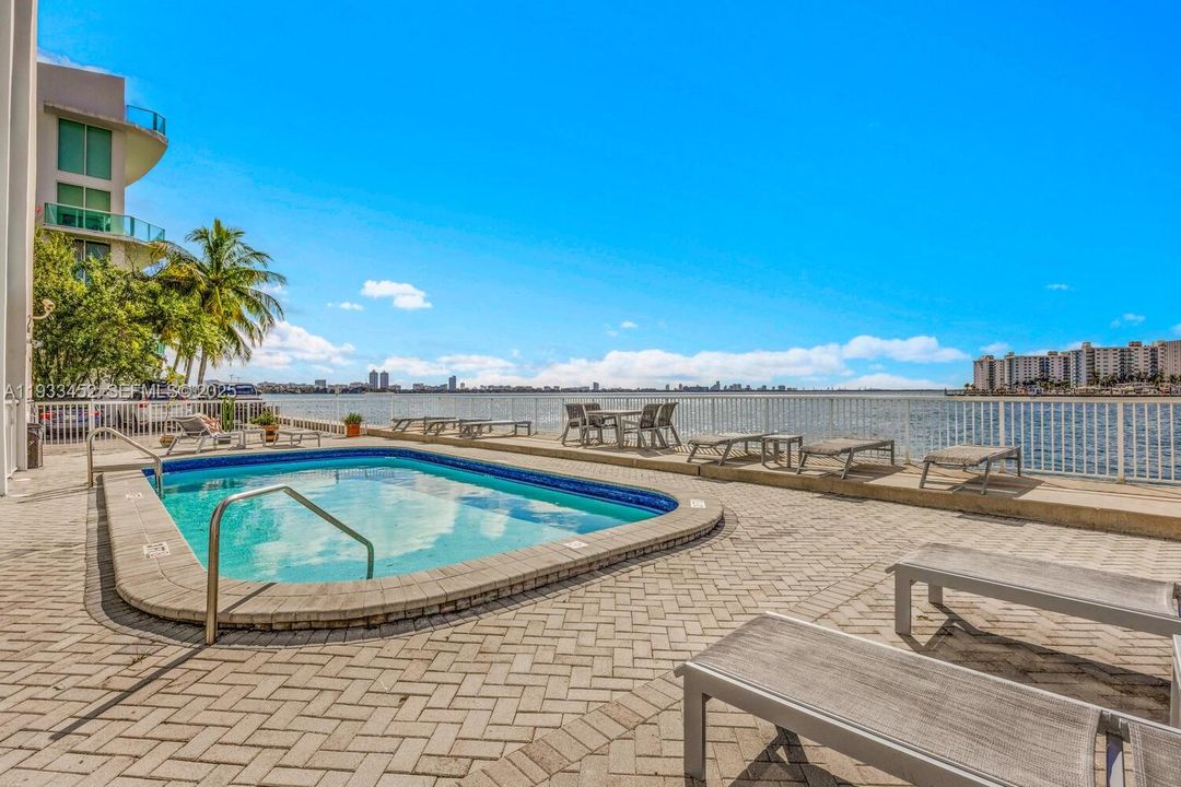 En Venta: $349,000 (2 camas, 2 baños, 1100 Pies cuadrados)