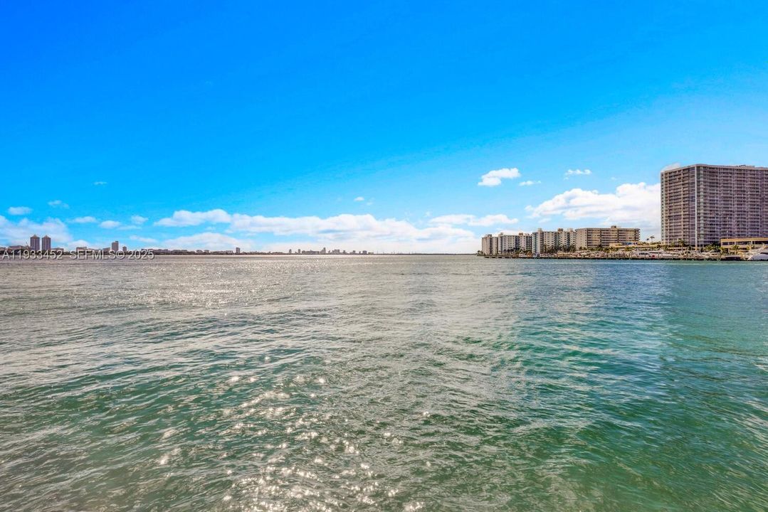 En Venta: $349,000 (2 camas, 2 baños, 1100 Pies cuadrados)