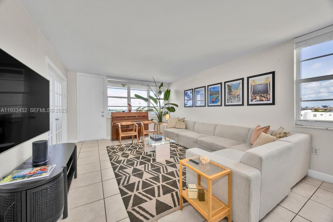 En Venta: $349,000 (2 camas, 2 baños, 1100 Pies cuadrados)